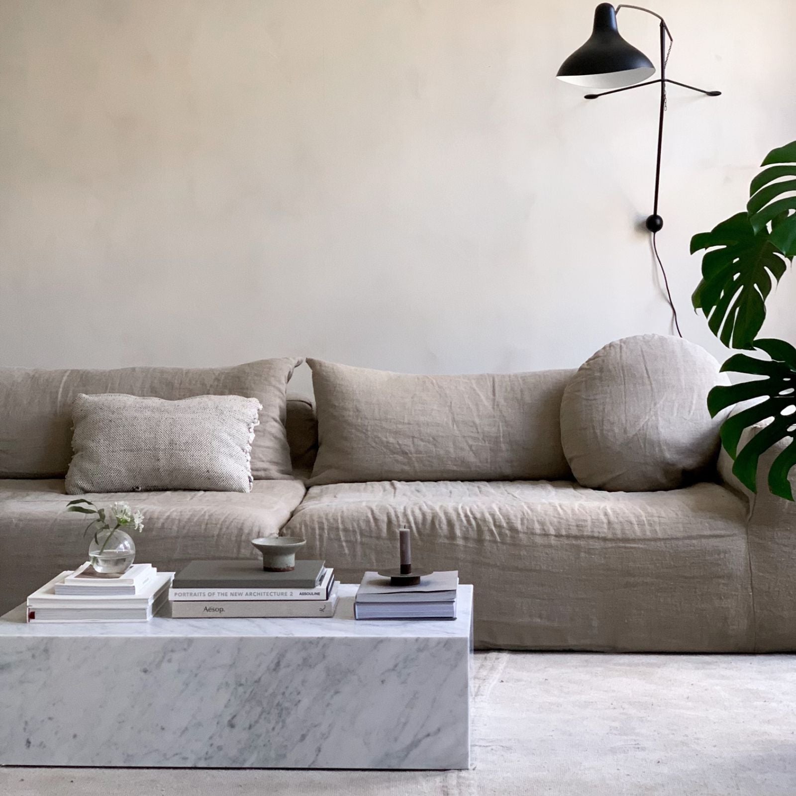 Carrera White Plinth Marble Coffeetable - Utstillingsmodell